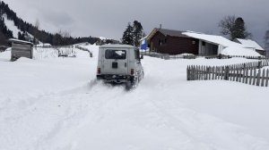 уаз в глубоком снегу