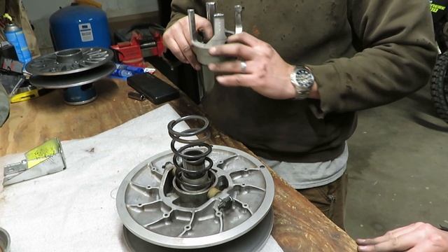 This Might Be Why Your Arctic Cat Eats Belts! | Big Fin Secondary Clutch Install F1100 смотреть онлайн