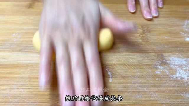 红薯别煮着吃了，教你最简单的做法，孩子三天两头点名要吃，太香