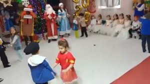 Танец в стиле 90-х. Едем, едем на дискотеку. Новый год. город Кентау садик Сауле. Гр. Золотая рыбка