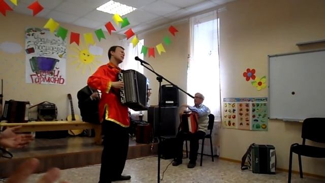 Песня "Деревенька живёт" Геннадия Заволокина. Поёт и играет Павел Сивков смотреть онлайн