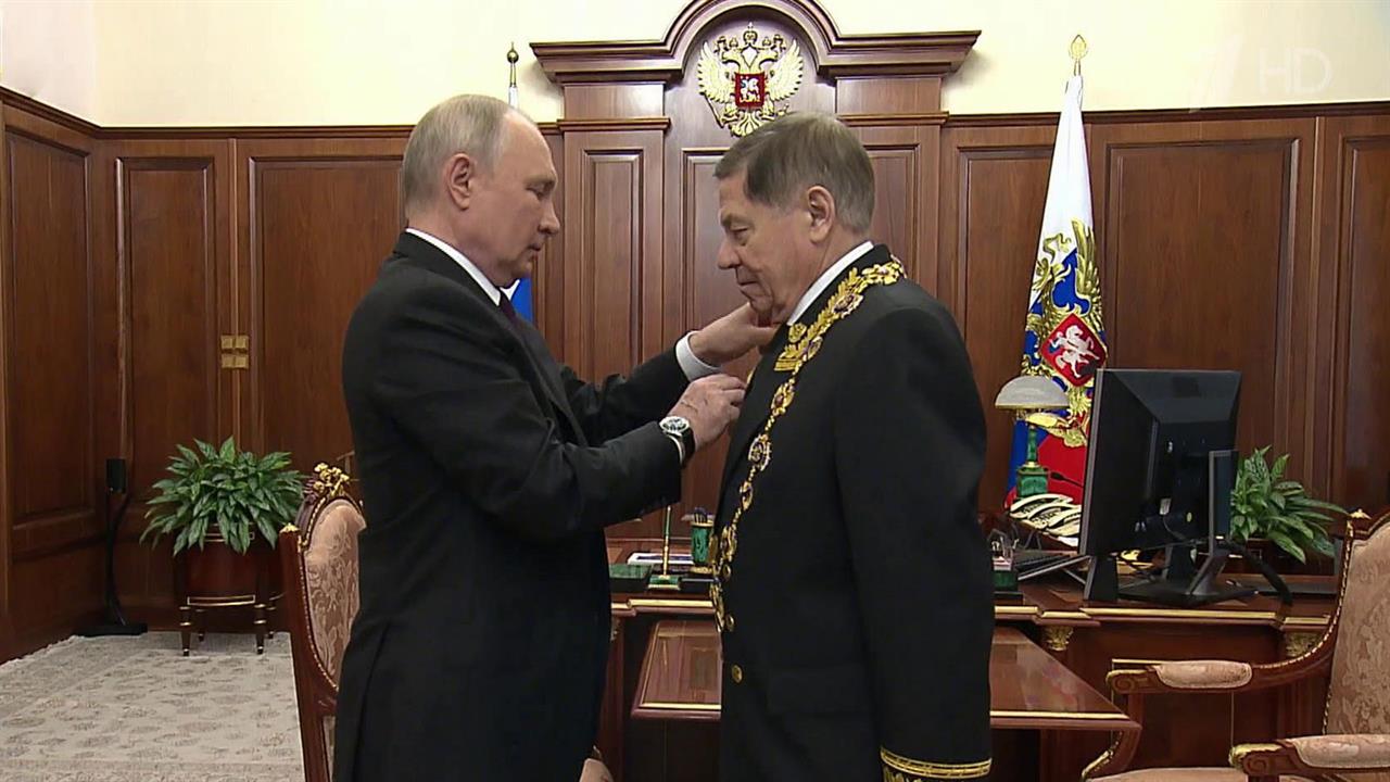 Владимир Путин вручил председателю Верховного суда Вячеславу Лебедеву орден Андрея Первозванного