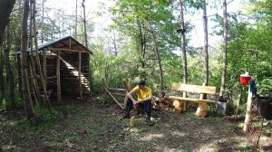 Сделал боковую стенку на избе. Шашлык баранина с пивчанским. Поставил умывальник. Лесная лавочка.