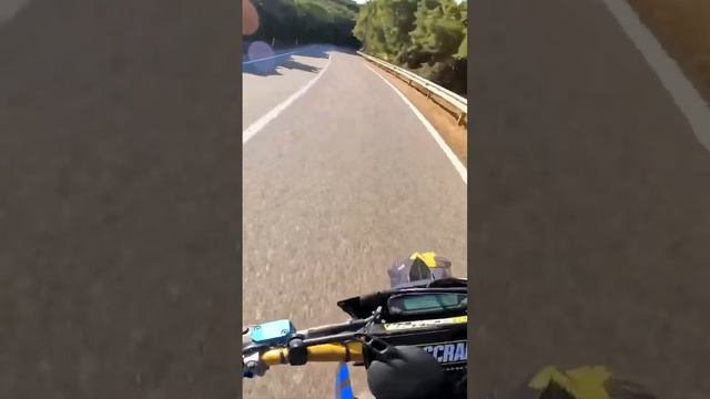 „Tries to act normal“ ? #bike #supermoto #police