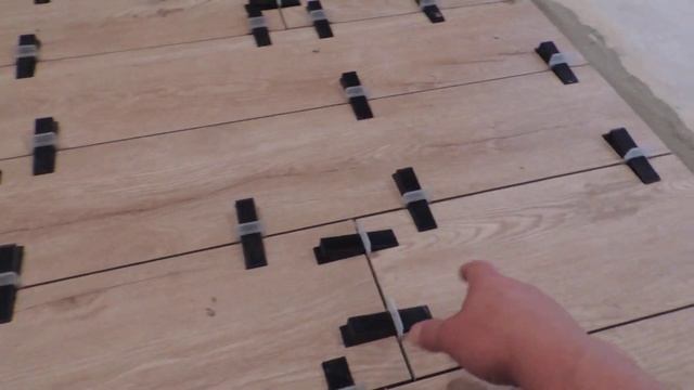 Укладка УЖАСНО кривой плитки 120*20 на пол. Классно получилось! смотреть онлайн