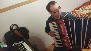 На далеком холме , старый крест виден мне