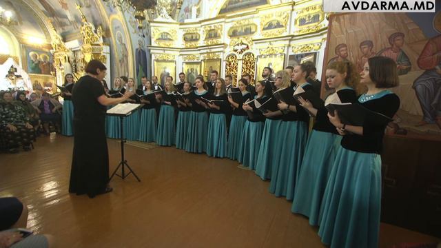 В Свято-Михайловской церкви Авдармы Государственный хор  г. Тирасполь исполняет церковные песнопени