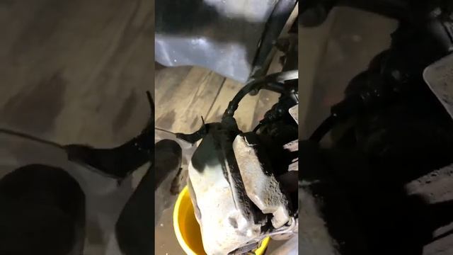 Как выкрутить обломанный штуцер в суппорте смотреть онлайн