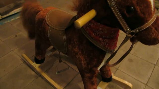 Конь педальный скачет и поёт смотреть онлайн