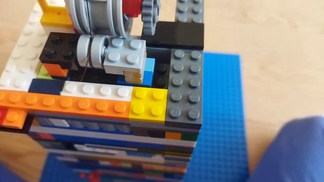 Лифт с противовесом из Лего смотреть онлайн