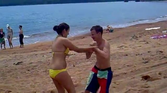 Пьяная девушка пристает к пьяному парню :) смотреть онлайн