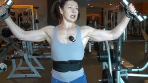 Подъем с гантелями через стороны стоя. Видеоурок.