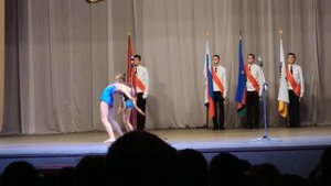 Праздник "За честь школы" 2017. Спортивная акробатика на большой сцене - это красиво.