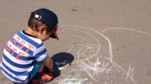 Дети рисуют картинки на асфальте Видео для детей Дети рисуют видео