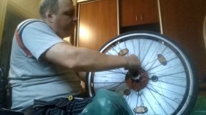 Шейник ремонтирует инвалидную коляску  Снимаю  колпаки с колес