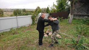 Как остановить рьяно атакуещего нападающего используя короткую палочку