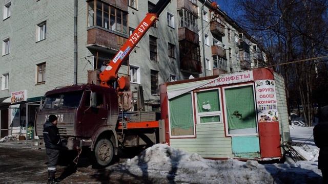 Демонтаж ларька на Октябрьском проспекте. Киров смотреть онлайн
