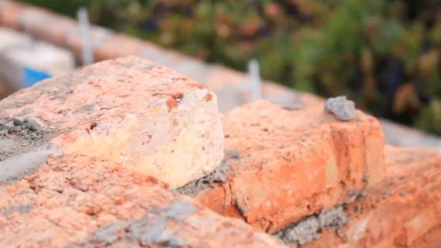 Укладываем балки и мауэрлат. кладка фронтона. Строим дом сами.(Серия №15) смотреть онлайн