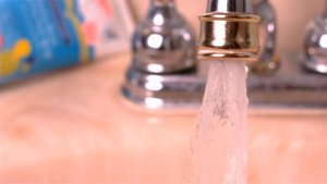 Мать оставила ребенка под струей воды в раковине, когда все узнали причину, не смогли сдержать слез