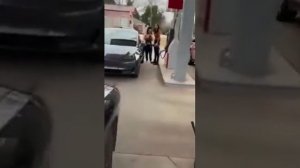 Девушка пытаеться заправить Tesla бензином