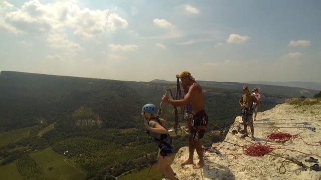 Екатерина на 5 гроте Качи-Кальона Роупджампинг в Крыму с командой Скайлайн смотреть онлайн