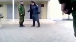 Объясняет как ходить в столовую