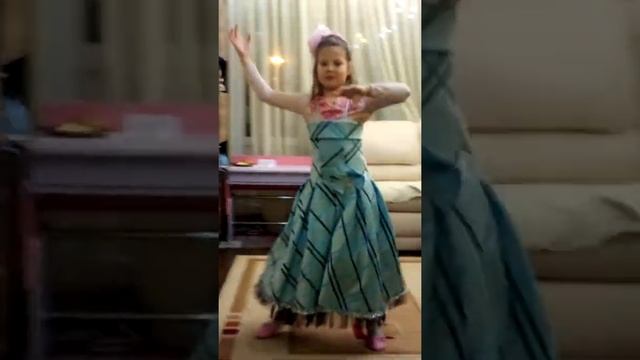 Учимся танцевать вальс дома. София и вальс. смотреть онлайн