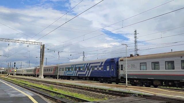 Электровоз ЭП1М-818, после дождя, отправляется со скорым п. №184, сообщением Севастополь-Мурманск! смотреть онлайн