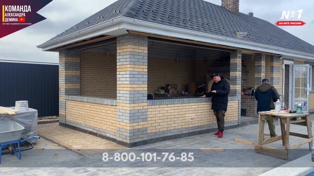У беседки парапет из кирпича! Безрамное остекление с установкой на парапет в беседки
