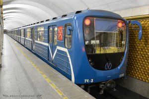 Поезда метро на станции Международная