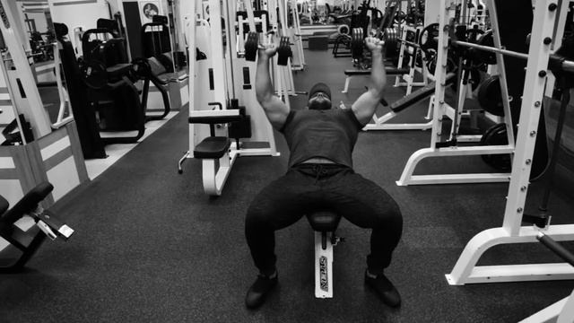 Наклонный жим гантелей лежа смотреть онлайн