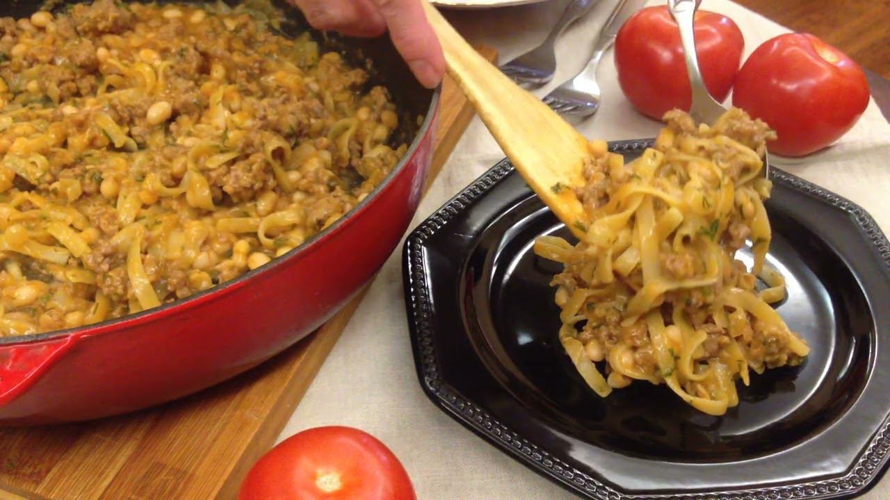 Макароны с фасолью и мясным фаршем, приготовленные на сковороде