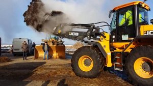 Фронтальный погрузчик JCB 426HT в работе с компостом
