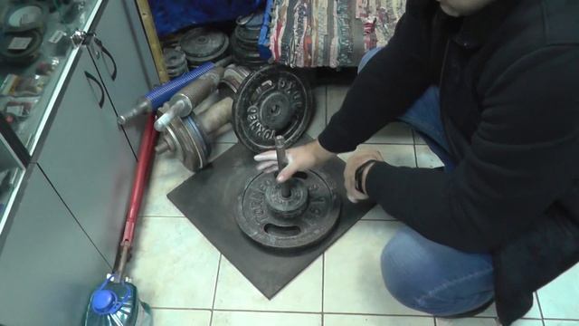 Удержание вертикального грифа весом 18,9кг перед собой на вытянутой руке