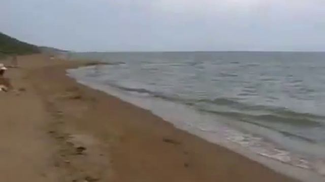 На пляже поселка Кучугуры смотреть онлайн