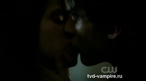 Поцелуй Елены и Деймона