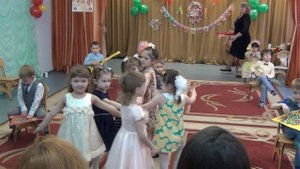 Танец под песню "Девочки фабричные" (07.03.17г)