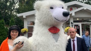 Волшебное Поздравление: Молодожены встретили Белого Медведя Аниматора!