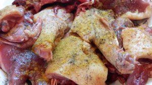 Утка кусочками тушеная с чесноком и луком