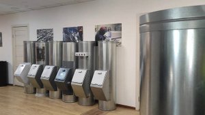 Как выглядит современный мусоропровод, сортирующий отходы на три фракции