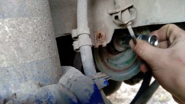Как снять шкив коленвала,если меняешь ремень ГРМ на Приоре...беда с болтом... смотреть онлайн