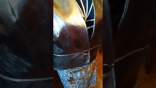 Нарядный жакет из экокожи, с баской, рукав реглан