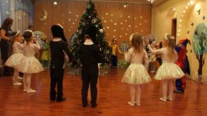 старшая группа хоровод Елка елочка