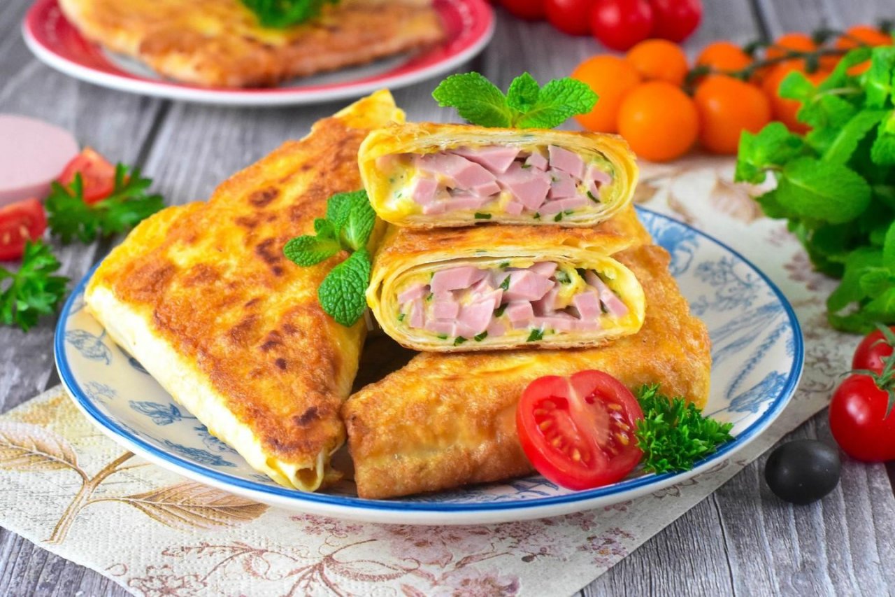 КАК ПРИГОТОВИТЬ КОНВЕРТИКИ ИЗ ЛАВАША С КОЛБАСОЙ И СЫРОМ