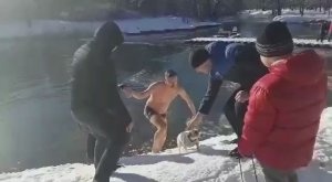 Крымчанин прыгнул в ледяную воду, чтобы спасти собаку