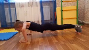 Девочка делает отжимание