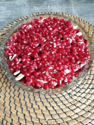 Салат мясной с гранатом. Просто, питательно, ярко.