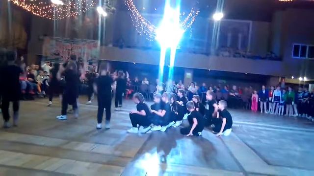 Крутой танец из ДК Металлургов Плостик лаин😎😎😎😎😎 смотреть онлайн