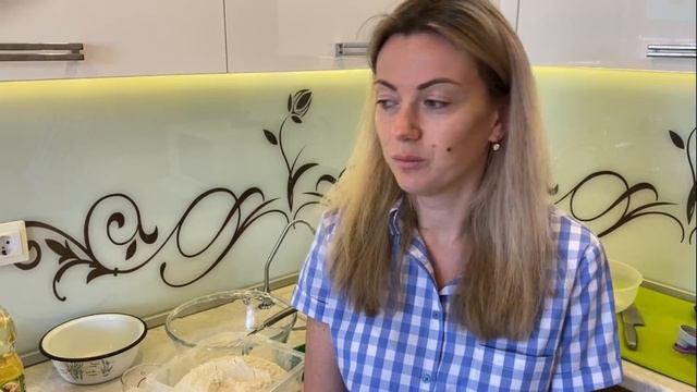 VLOG: ДВЕ ХОЗЯЙКИ на кухне/Получаем ГОС НОМЕРА/КОРМЛЮ САЛОМ И ПИРОЖКАМИ смотреть онлайн