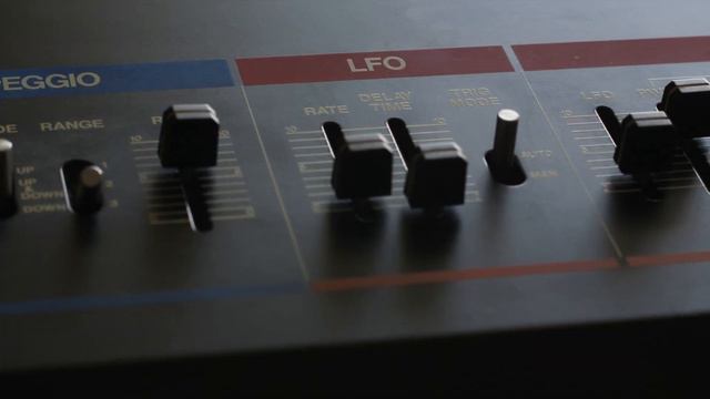 Roland Juno-6 смотреть онлайн